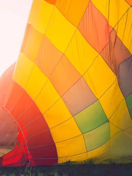 Kleurrijke hete luchtballon vroeg in de ochtend — Stockfoto