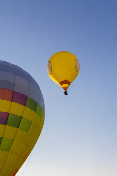 Balão de ar quente colorido no início da manhã — Fotografia de Stock