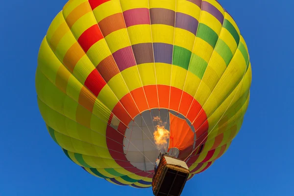 Kolorowy balon wczesnym rankiem — Zdjęcie stockowe