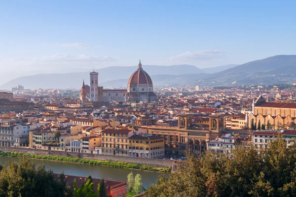 Floransa cityscape Cathedra arka planda güzel manzaralarını — Stok fotoğraf