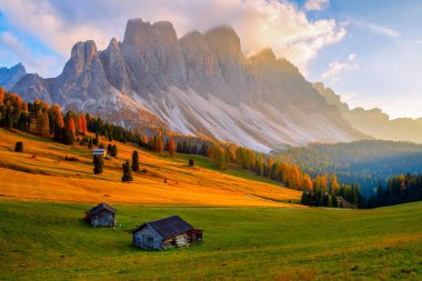 Odle Dağları 'nın eteklerindeki güzel sonbahar renkleri Dolomitler' de gün batımında Seceda Dağları 'nın arka planında Trentino Alto Adige, Val di Funes Valley, İtalya' da Güney Tyrol