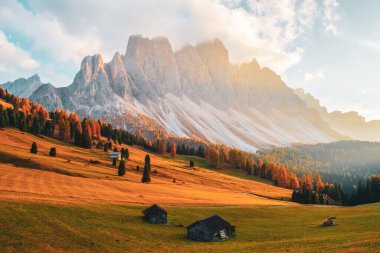 Odle Dağları 'nın eteklerindeki güzel sonbahar renkleri Dolomitler' de gün batımında Seceda Dağları 'nın arka planında Trentino Alto Adige, Val di Funes Valley, İtalya' da Güney Tyrol