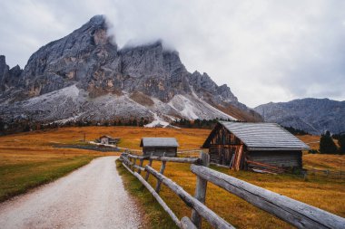 Sass de Putia, gün batımında dolomite dağlarında güzel bir sıradağdır. Bolzano ili, İtalya 'nın güney Tyrol bölgesi. Peitlerkofel Dağı