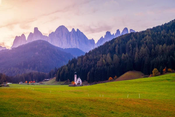 Famoso Encantador Pueblo Santa Maddalena Fondo Cordillera Odle Valle Funes —  Fotos de Stock