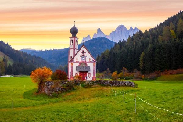 Berühmtes Und Charmantes Dorf Santa Maddalena Hintergrund Der Geislinger Bergkette — Stockfoto