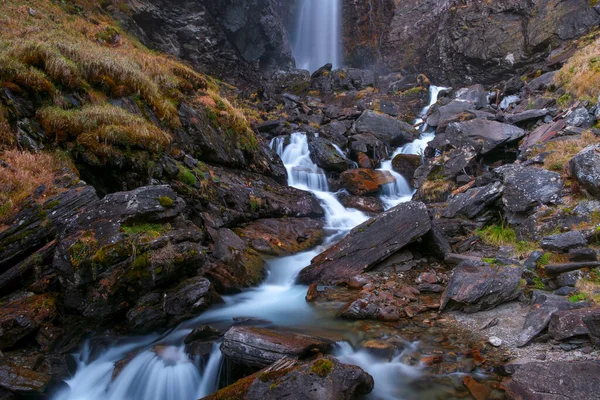 Saent Cascada Hermoso Settin Rocoso — Foto de Stock