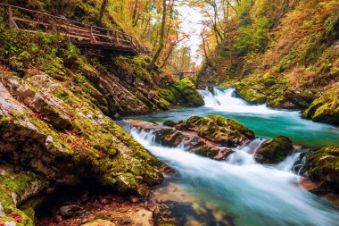 Güzel Vintgar Vadisi kanyonu ve sonbahar renklerinde ahşap tahta, Slovenya, Avrupa 'da Bled yakınlarında meşhurdur.