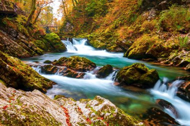 Güzel Vintgar Vadisi kanyonu ve sonbahar renklerinde ahşap tahta, Slovenya, Avrupa 'da Bled yakınlarında meşhurdur.