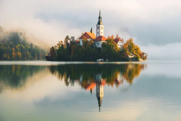 Híres Bled Triglav Nemzeti Parkban Júliai Alpokban Őszi Színekben Pompázó — Stock Fotó