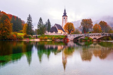 Günbatımında Bohinj Gölü 'nde güzel sonbahar renkleri Triglav Ulusal Parkı, Slovenya, Avrupa' da