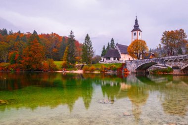 Bohinj Gölü 'nün güzel sonbahar renkleri Triglav Ulusal Parkı, Slovenya, Avrupa' da gün doğumunda