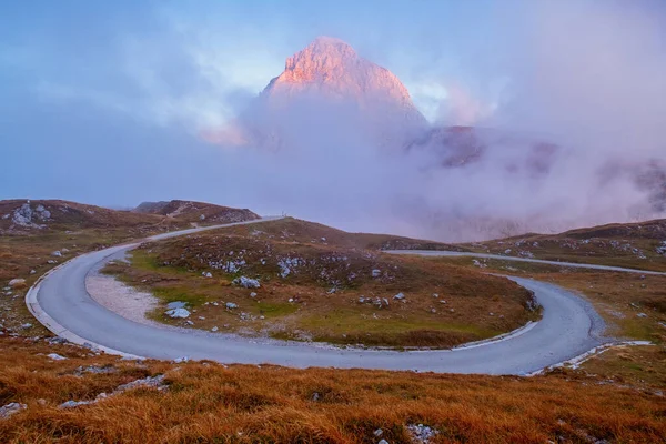 Route Sinueuse Pied Des Montagnes Mangart Automne Dans Les Alpes — Photo