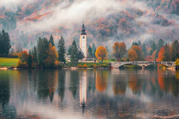 Gyönyörű Őszi Színek Bohinj Tónál Napkeltekor Triglav Nemzeti Parkban Szlovéniában — Stock Fotó