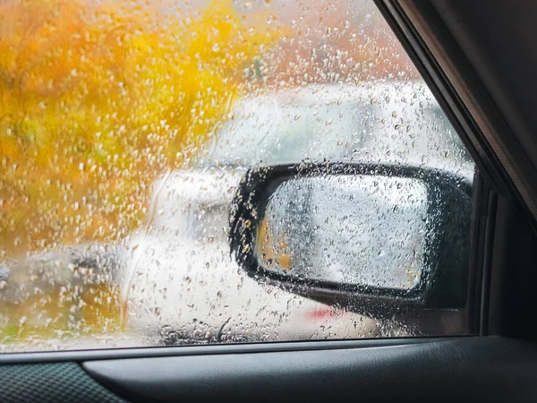 Λεπτομέρεια Του Αυτοκινήτου Καθρέφτη Πίσω Όψη Σταγόνες Βροχής Στη Σλοβενία — Φωτογραφία Αρχείου