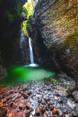 Julian Alplerindeki Kobarid kasabası yakınlarındaki Soca nehri boyunca uzanan güzel Kozjak şelalesi, Slovenya 'daki ünlü Napolyon köprüsüne yakın.