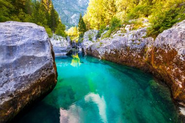 Lepena Vadisi 'ndeki harika turkuaz Soca nehri. Slovenya' da yazın kayalık ve popüler bir hamam.