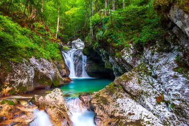 Lepena Vadisi 'ndeki harika turkuaz Soca nehri ve Slovenya' da yaz aylarında kayalık ve popüler bir yüzme yeri.