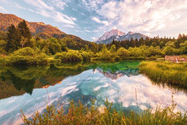 Slovenya 'da gün batımında Kranjska Gora yakınlarındaki Triglav Ulusal Parkı' ndaki Julia Alplerinde güzel Zelenci Gölü