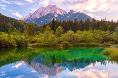 Slovenya 'da gün batımında Kranjska Gora yakınlarındaki Triglav Ulusal Parkı' ndaki Julia Alplerinde güzel Zelenci Gölü