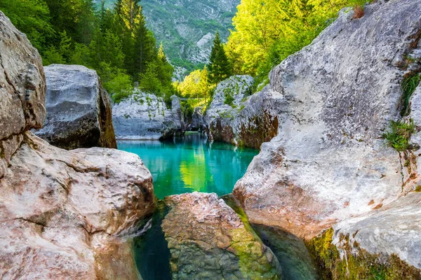 Lepena Vadisi 'ndeki harika turkuaz Soca nehri. Slovenya' da yazın kayalık ve popüler bir hamam.