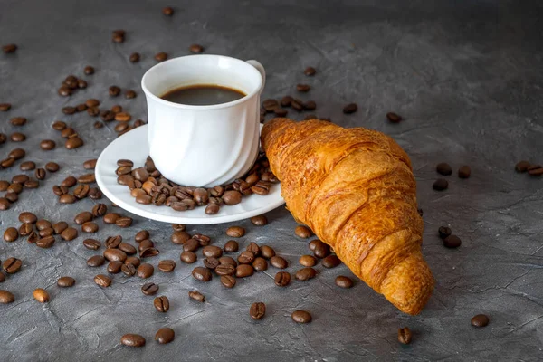 Coffee Beans Coffee Cup Coffee Fresh Croissant Dark Wooden Background — Stock Photo, Image