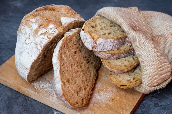 Krájený Domácí Chléb Řezací Desce Tmavém Kameni Vzor Pozadí — Stock fotografie