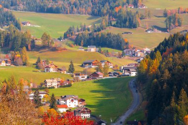 Güzel Dolomitler, Odle sıradağları, Santa Maddalena köyü yakınlarındaki Seceda dağları, Trentino Alto Adige ili, Güney Tyrol, İtalya 'daki Val di Funes vadisi