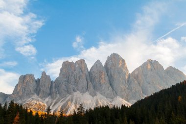 Güzel Dolomitler, Odle sıradağları, Santa Maddalena köyü yakınlarındaki Seceda dağları, Trentino Alto Adige ili, Güney Tyrol, İtalya 'daki Val di Funes vadisi
