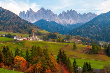 Güzel Dolomitler, Odle sıradağları, Santa Maddalena köyü yakınlarındaki Seceda dağları, Trentino Alto Adige ili, Güney Tyrol, İtalya 'daki Val di Funes vadisi