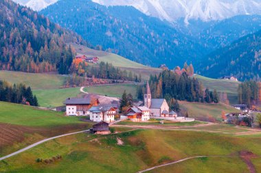 Güzel Dolomitler, Odle sıradağları, Santa Maddalena köyü yakınlarındaki Seceda dağları, Trentino Alto Adige ili, Güney Tyrol, İtalya 'daki Val di Funes vadisi