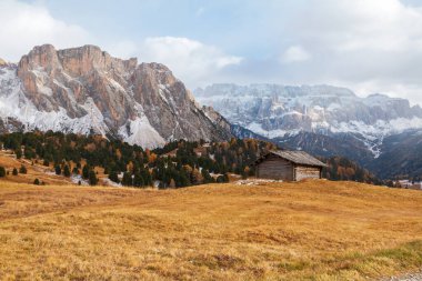 Günbatımında Dolomitler 'deki Sella dağları manzaralı tipik dağ manzarası, İtalya' da Güney Tyrol