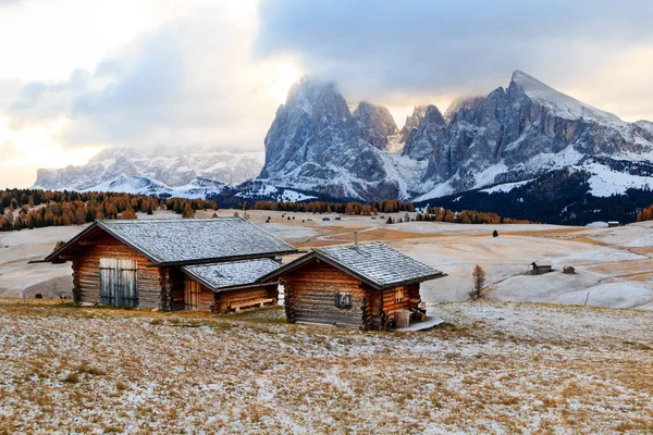 Prado Montaña Casa Madera Alpe Siusi Seiser Alm Cordillera Langkofel —  Fotos de Stock