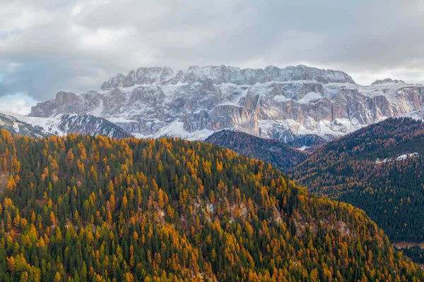 Typická Horská Krajina Výhledem Horské Skupiny Sella Dolomitech Při Západu — Stock fotografie