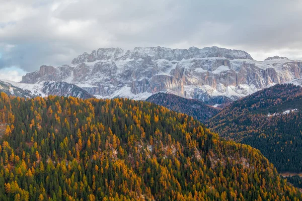 Tipico Paesaggio Montano Con Vista Sui Gruppi Montuosi Del Sella — Foto Stock