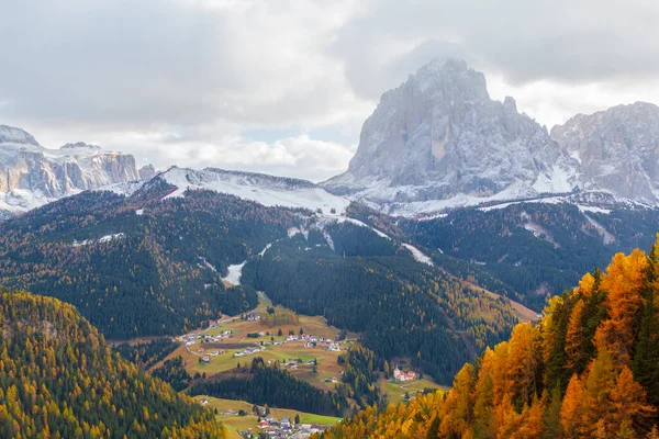 Typisch Berglandschap Met Uitzicht Sella Berggroepen Sassolungo Bergketen Langkofel Dolomieten — Stockfoto