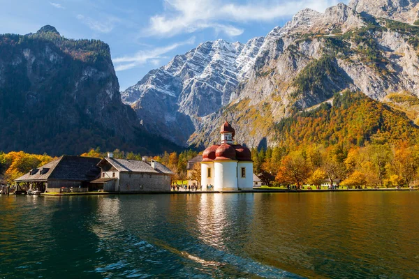 Konigssee Gölü (Konigssee) sisli havada, St. Bartholoma Kilisesi arka plan Watzmann dağları, Alman sınırı yakınında, Berchtesgaden Ulusal Parkı, Almanya 'da Bavyera