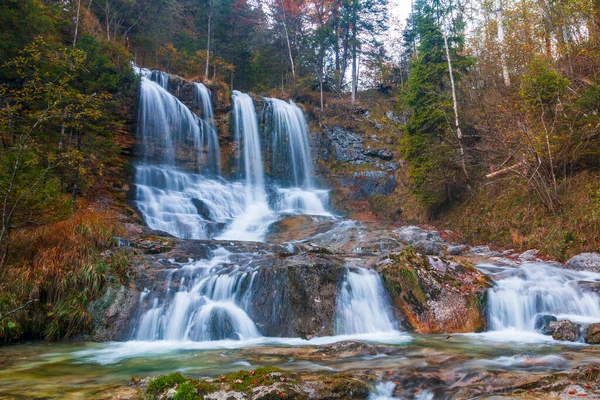 德国巴伐利亚省阿尔高阿尔卑斯省靠近德奥边境的贝尔切斯特加登国家公园 巨大的瀑布呈现美丽的秋天色彩 — 图库照片