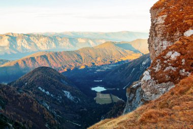 Günbatımında Mangart dağlarının güzel manzarası, Slovenya 'daki güzel zirveden arka planda.