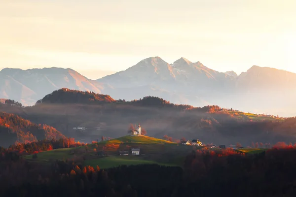 秋天美丽的日出时分 斯洛文尼亚上Carniola地区Skofja Loka附近的山顶上的Sveti Tomaz教堂 圣托马斯 — 图库照片