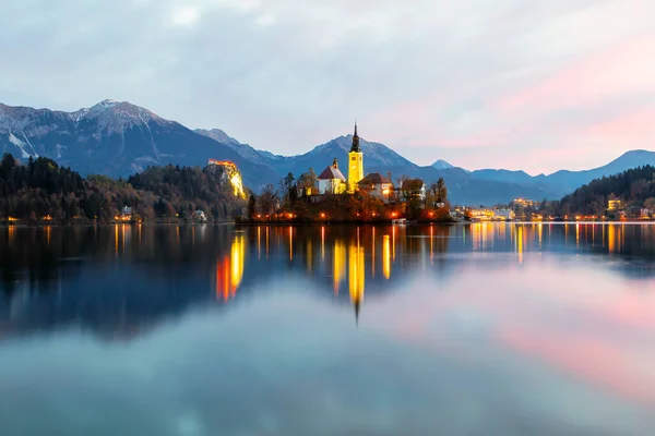 Accogliente Alba Sul Lago Bled Sullo Sfondo Del Castello Nelle — Foto Stock