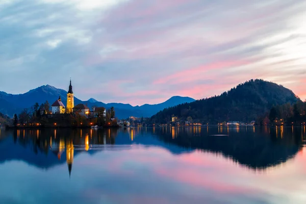 Mysig Soluppgång Vid Sjön Bled Mot Bakgrund Slottet Julian Alperna — Stockfoto