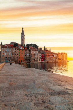 Hırvatistan 'da gün batımında Adriyatik yarımadasında güzel renkli evleri olan rahat ve sakin Rovinj kasabası