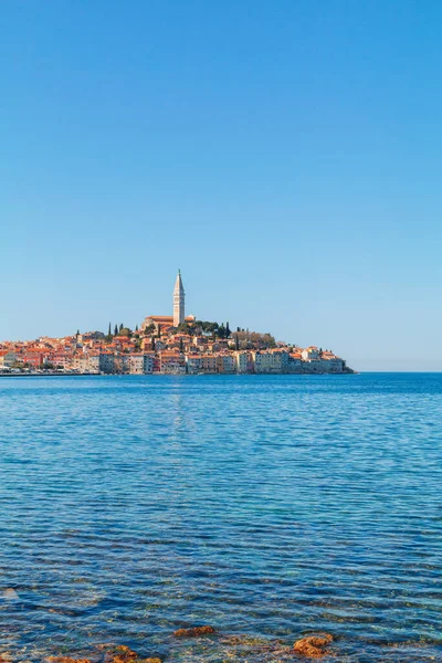 Hırvatistan 'ın Adriyatik Denizi kıyısındaki Istrian yarımadasında güzel renkli evleri olan rahat ve sakin Rovinj kasabası