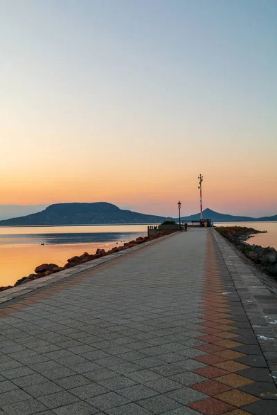 Gyönyörű Panoráma Balatonra Fonyod Közelében Háttérben Badacsonyi Hegység Szigliget Naplementekor — Stock Fotó