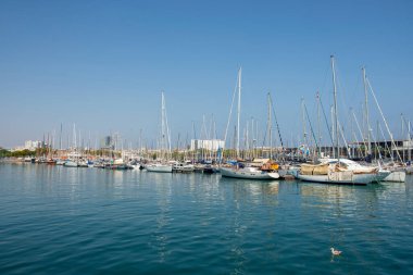 Birçok yelkenli gemisiyle Barcelona limanı. Avrupa 'nın İspanya' daki ana Akdeniz limanı