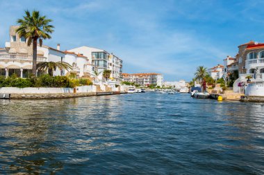 Güzel ve rahat bir tatil köyü, yaz atmosferinde Empuriabrava kasabası, yatları ve küçük tekneleri olan bir kanal, Costa Brava, İspanya 'da Katalonya