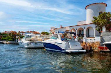 Güzel ve rahat bir tatil köyü, yaz atmosferinde Empuriabrava kasabası, yatları ve küçük tekneleri olan bir kanal, Costa Brava, İspanya 'da Katalonya