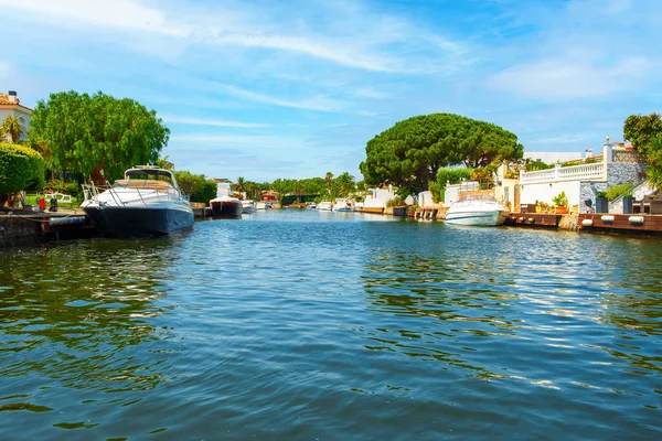 Bela Acolhedora Cidade Resort Empuriabrava Cidade Ambiente Verão Canal Com — Fotografia de Stock