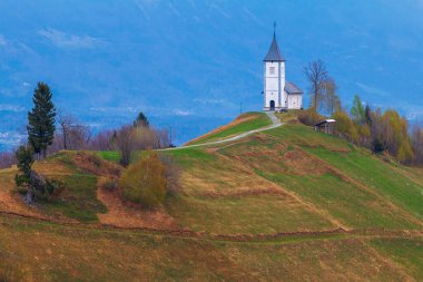 Tepedeki muhteşem St. Primus Kilisesi ve St. Felician manzarası güzel Jamnik köyü, Kranj köyü, Slovenya 'daki Triglav Ulusal Parkı