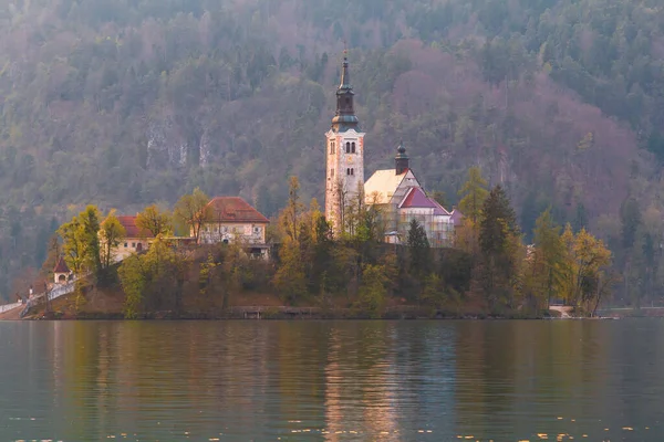 Λίμνη Bled Στη Μέση Του Νησιού Την Εκκλησία Στο Ηλιοβασίλεμα — Φωτογραφία Αρχείου